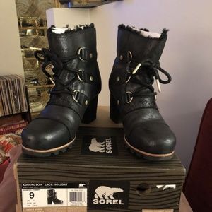 Sorel women’s Addington lace up holiday booties 9